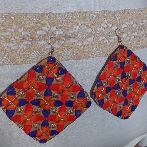 Grandes boucles d'oreilles en broderie rouge, orange, bleu, et doré