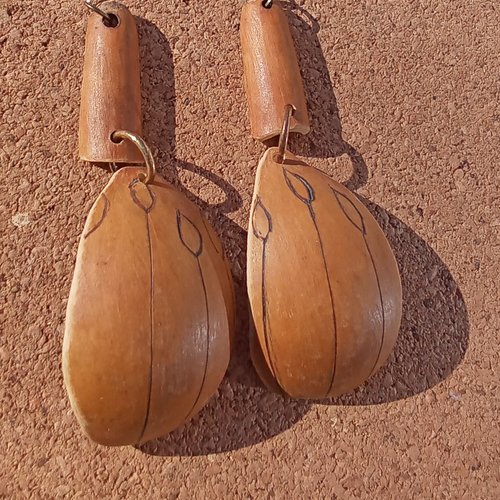 Paire de boucles d'oreilles en coloquinte pyrogravé.