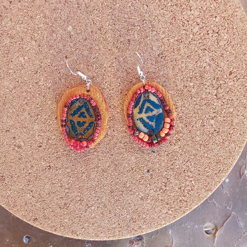 Paire de boucles d'oreilles en émaux sur cuivre, tissu et perles de rocaille
