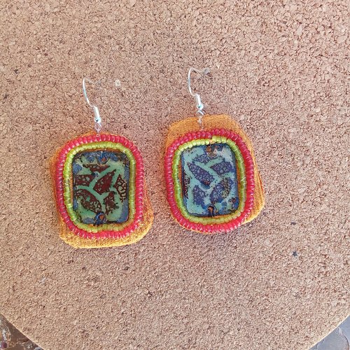 Paire de boucles d'oreilles en émaux sur cuivre cousu sur du velours