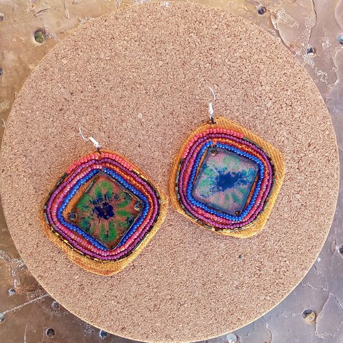 Grande paire de boucles d'oreilles en émaux sur cuivre cousu sur du velours