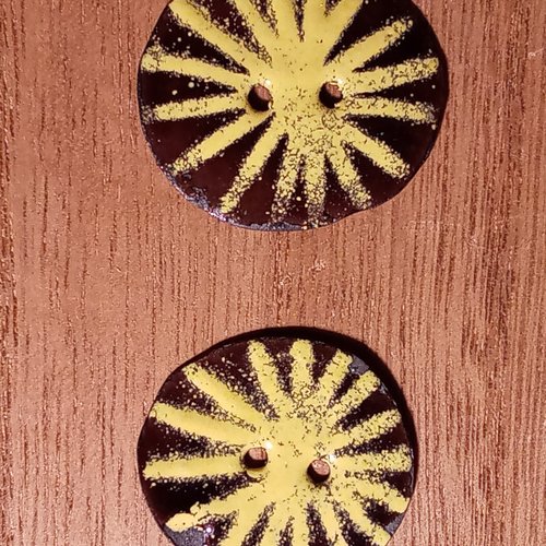 Bouton en émaux sur cuivre