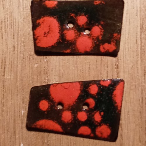 Bouton en émaux sur cuivre rouge et noir