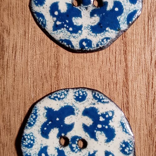 Bouton en émaux sur cuivre turquoise et blanc.