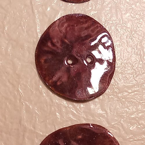 Bouton en émaux sur cuivre violet