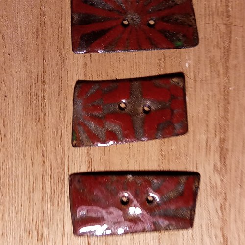 Bouton rectangulaire en émaux sur cuivre