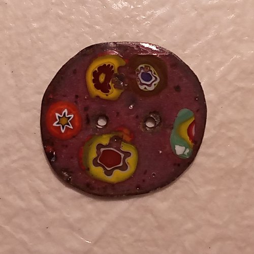 Bouton original en émaux sur cuivre.