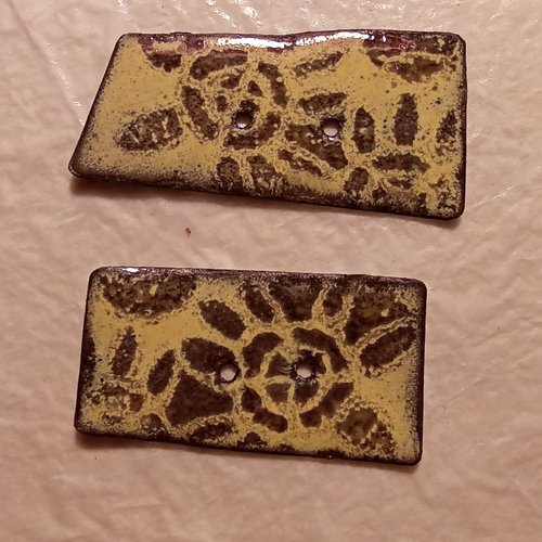 Bouton rectangulaire en émaux sur cuivre
