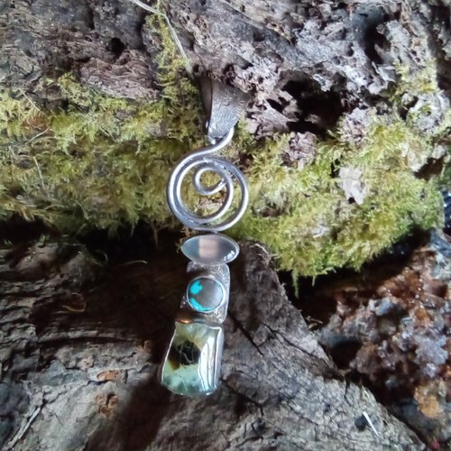 Pendentif féminin sacré