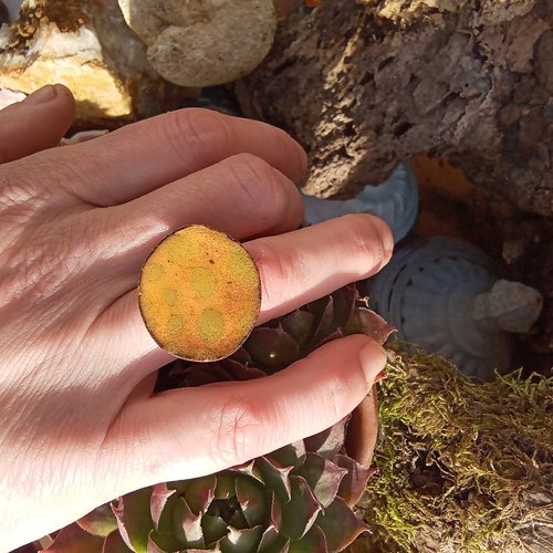 Bague réglable en émaux sur cuivre jaune et vert d'eau.