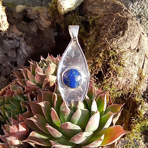 Pendentif yoni serti d'une lapi lazuli