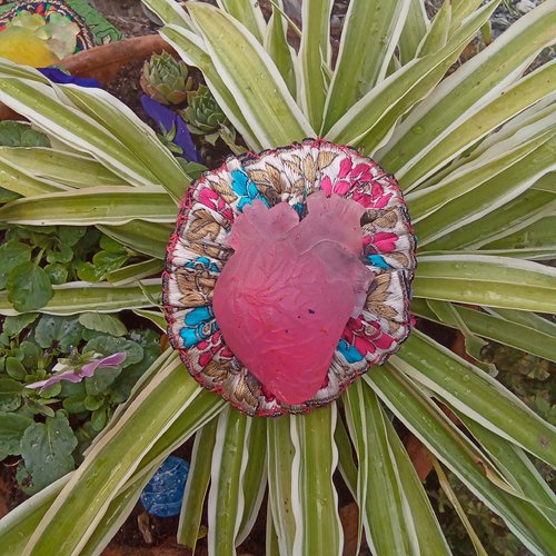 Broche coeur en résine rose fluo.