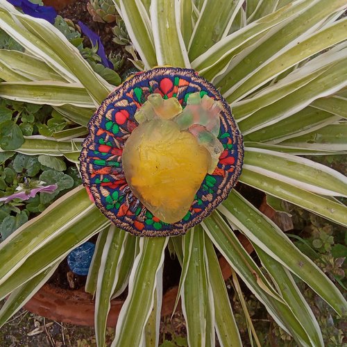 Broche en cœur jaune fluo