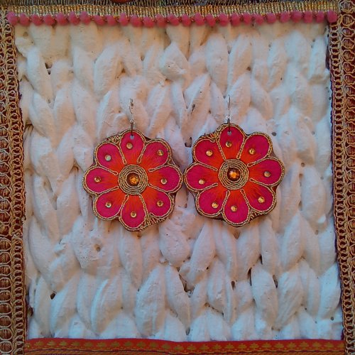 Paire de boucles d'oreilles en broderie.