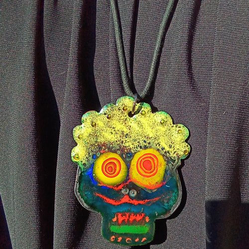 Pendentif en émaux sur cuivre, tête de mort mexicaine