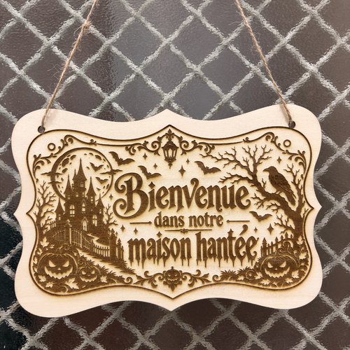 Plaque de porte halloween en bois gravé – bienvenue dans notre maison hantée – décoration gothique artisanale