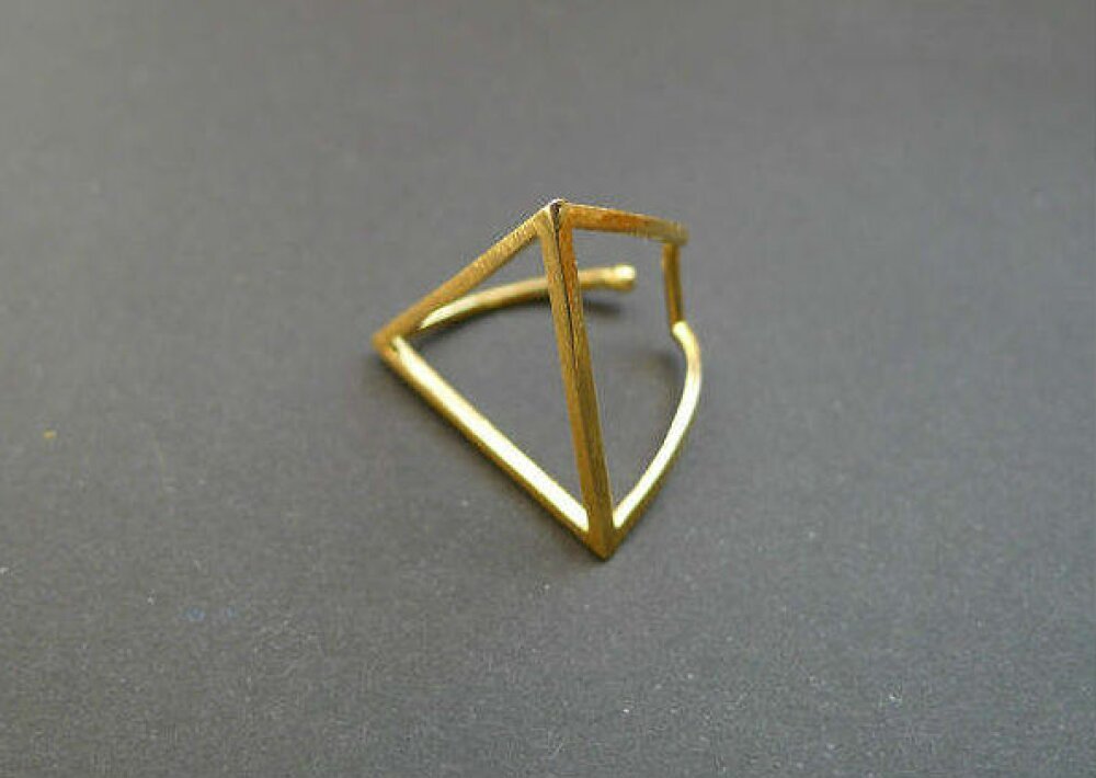 Bague Geometrique Triangle Dore Un Grand Marche