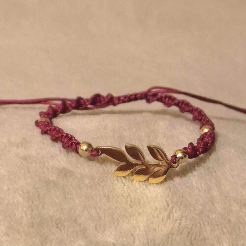 Bracelet noeuds torsadés bordeaux avec bijou feuille