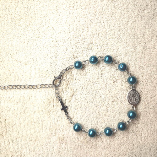Bracelet de perles bleu pétrole avec médaille st benoît et croix