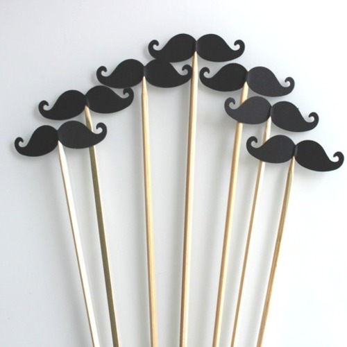 10 brochettes de moustaches noires pour photobooth 