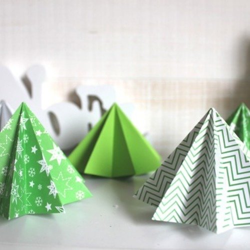 Noël : 5 sapins en origami - papier couleur vert et blanc à motifs 