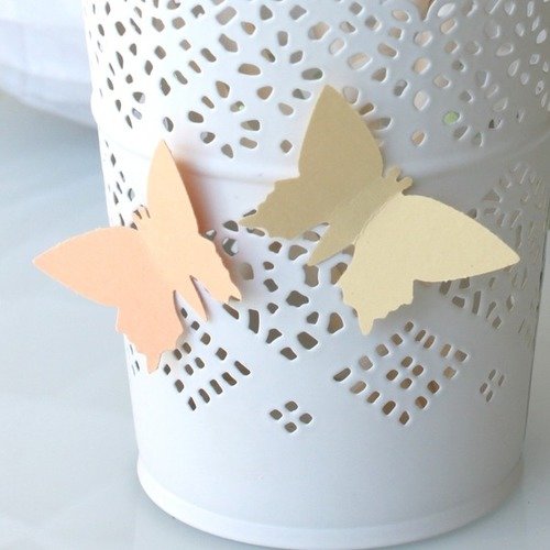 10 papillons en papier carton autocollants (pas sur tout le papillon) peche (5) et beige (5) 
