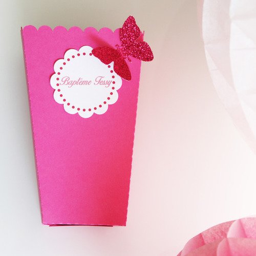 Boite à pop corn ou bonbons pour table de fête en papier- personnalisée- rose fucshia + papillon paillette 