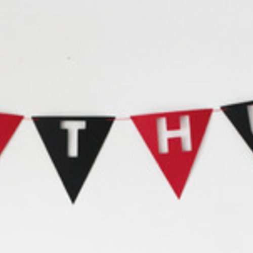 Guirlande de fanions pirate - rouge et noir- personnalisable au prénom de l'enfant- anniversaire 