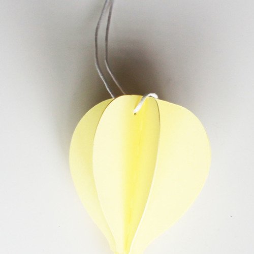 Une montgolfière à suspendre - petit modèle- jaune pale pour décorer une chambre de bébé ou pour une baby 