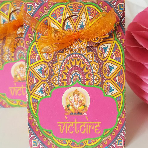 Boite à dragées- anniversaire - thème "hindou" - orange-fuchsia-multicolore- texte doré- personnalisation du texte 
