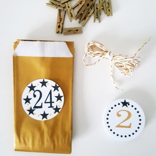 Noël : kit calendrier de l'avent,pochettes dorées, 24 numéros à coller, pinces bois, bakertwin