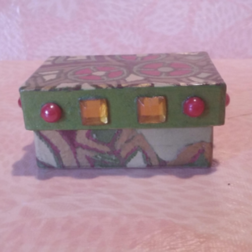 Petite boîte verte décorée pour offrir un cadeau