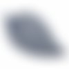 Breloque feuille filigrée 21x39 mm bleu foncé