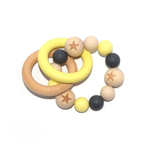 Hochet - anneau de dentition double en bois, perles étoiles noir, beige et jaune