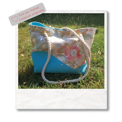 Sac samba bleu ciel et bouquet de fleurs
