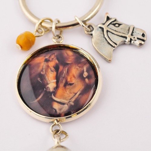 Porte-clefs "cheval" avec pompon, perle et breloque