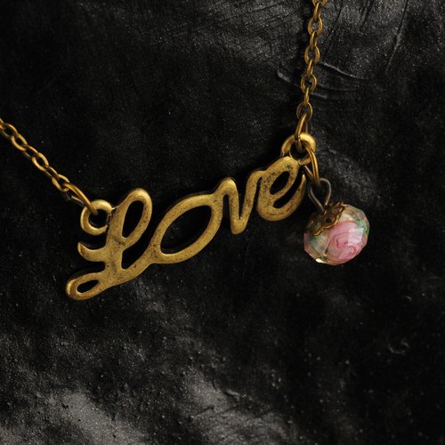 Collier chaine bronze avec love et perle fleur