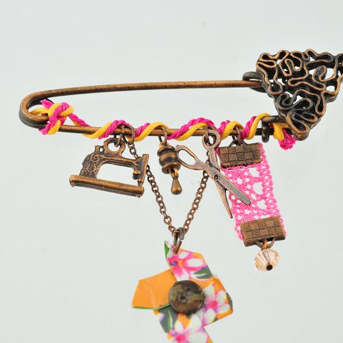 Broche bronze thème couture