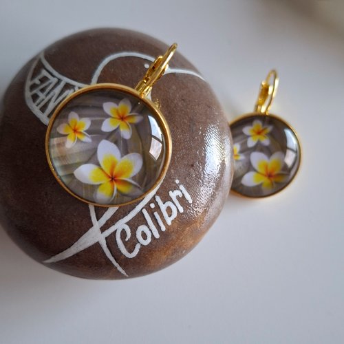 Boucles d'oreilles dormeuses fleurs de frangipanier