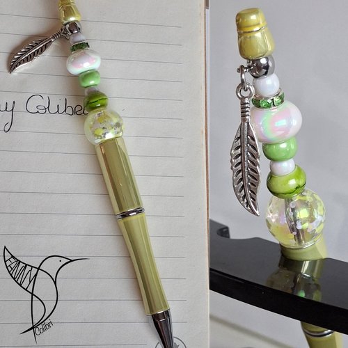 Stylo jaune et vert plume