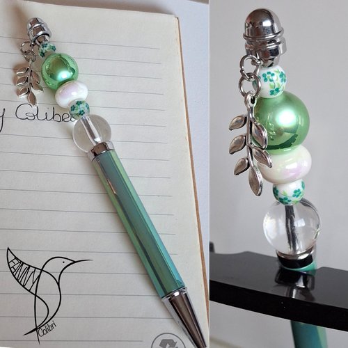 Stylo blanc et vert à fleurs