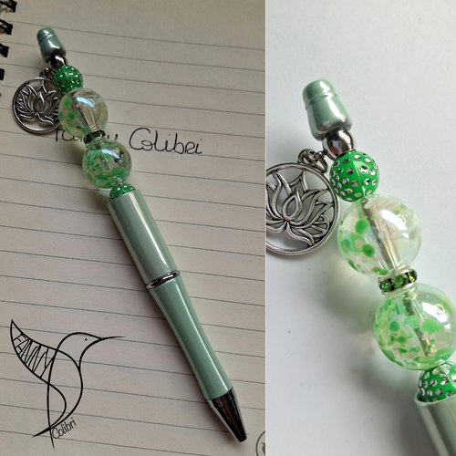 Stylo vert et bois nature