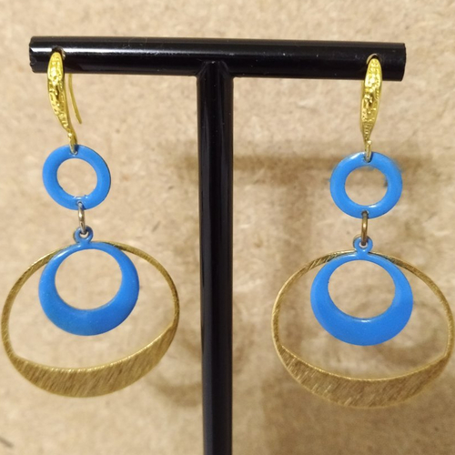 Boucles d'oreille or/bleu , sequins émaillés faits main , pendentif or , supports crochets dessinés or .