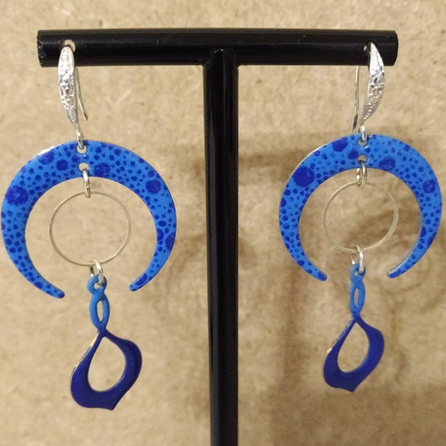 Boucles d'oreille sequins faits mains bleus et argent .