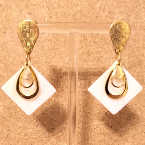 Boucles d'oreille nacre blanche carrée et pendentifs gouttes en acier inoxydable doré  .