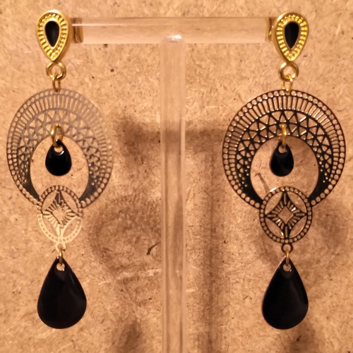 Boucles d'oreilles , estampe orientale dorée et sequins émaillés noirs .