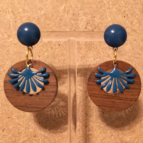 Boucles d'oreilles bois de noyer et sequin émaillé turquoise foncé .