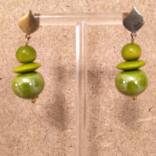 Boucles d'oreilles ivoire végétal et céramique .