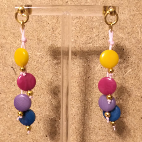 Boucles d'oreilles ivoire végétal et acier inoxydable doré .