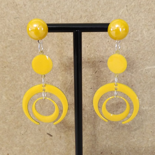 Boucles d'oreille sequins émaillés faits main jaune doré .